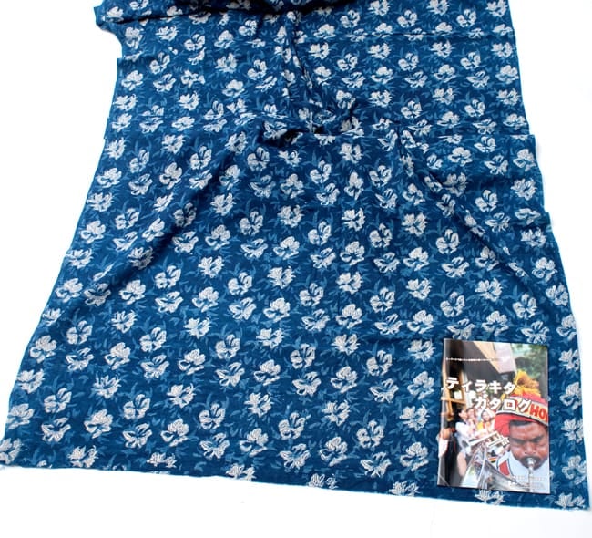 【5個セット】〔90cm切り売り〕インディゴブルーの伝統泥染め布 - 花柄〔幅約111cm〕 3 - 横幅もしっかり大きなサイズ。右下にあるのはサイズ比較用の当店A4サイズカタログです。