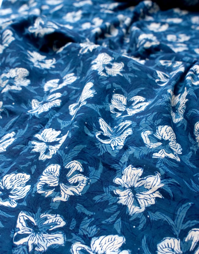 【5個セット】〔90cm切り売り〕インディゴブルーの伝統泥染め布 - 花柄〔幅約111cm〕 4 - 拡大写真です。ハンドメイドだからこその雰囲気があります。