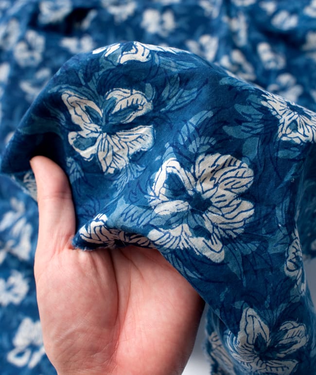 【5個セット】〔90cm切り売り〕インディゴブルーの伝統泥染め布 - 花柄〔幅約111cm〕 6 - 手芸からデコレーション用の布などなど、色々な用途にご使用いただけます!