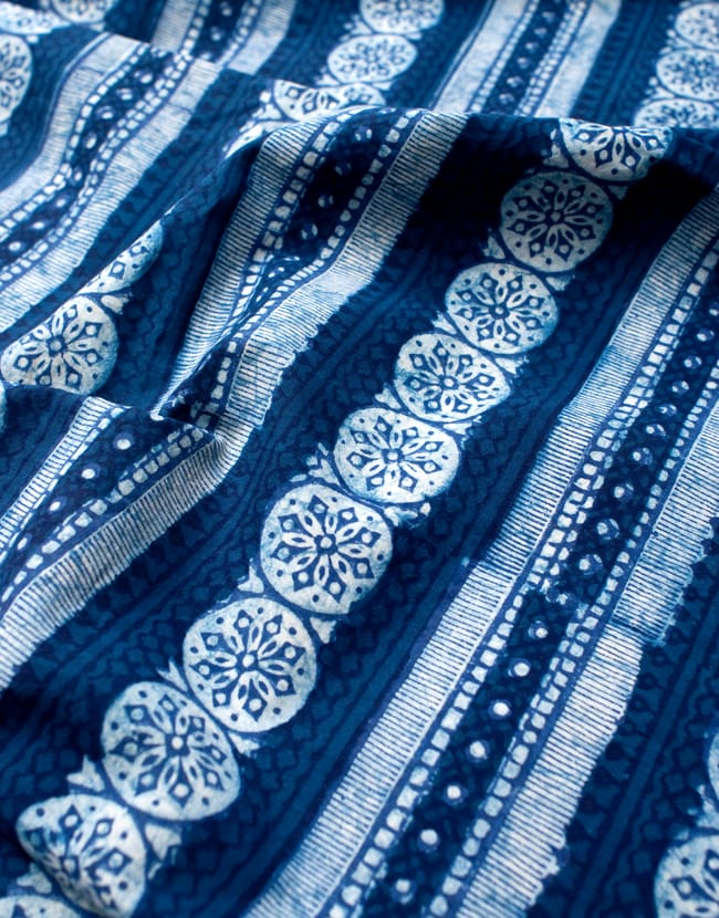 【5個セット】〔90cm切り売り〕インディゴブルーの伝統泥染め布 - ストライプ〔幅約111cm〕 4 - 拡大写真です。ハンドメイドだからこその雰囲気があります。