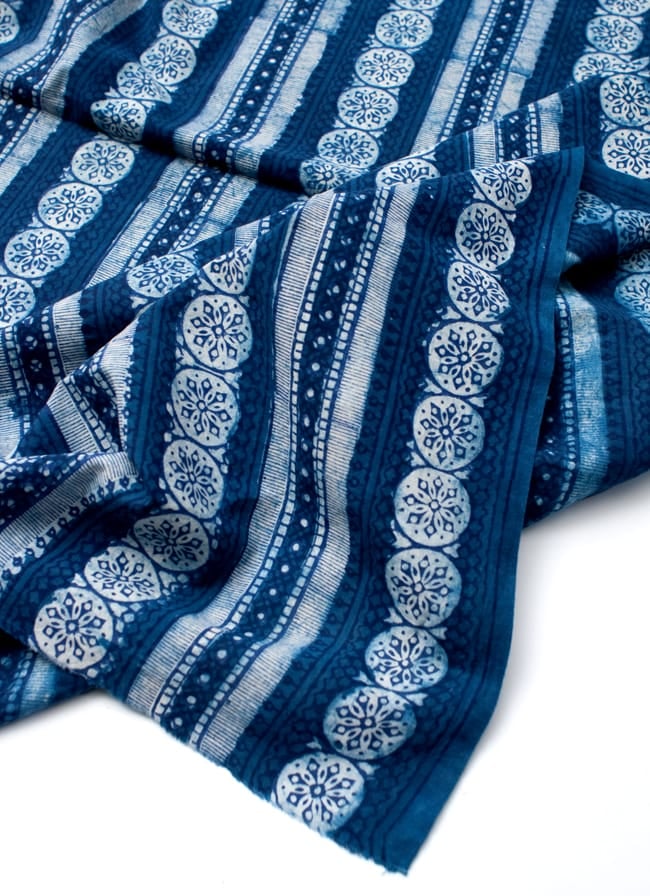 【5個セット】〔90cm切り売り〕インディゴブルーの伝統泥染め布 - ストライプ〔幅約111cm〕 5 - フチの写真です