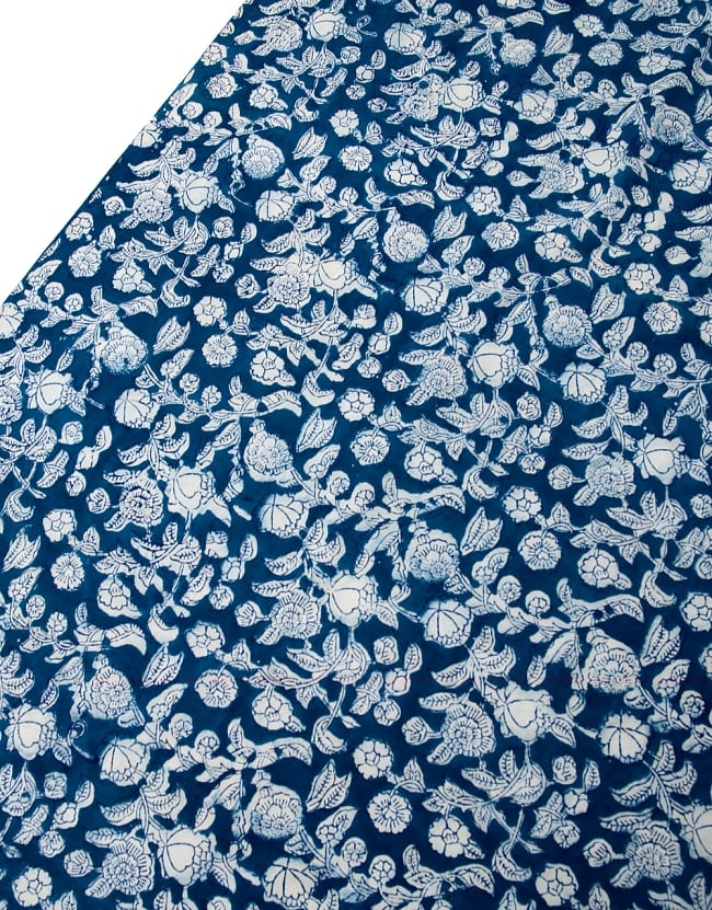 【5個セット】〔90cm切り売り〕インディゴブルーの伝統泥染め布 - 更紗柄〔幅約109cm〕 4 - 拡大写真です。ハンドメイドだからこその雰囲気があります。