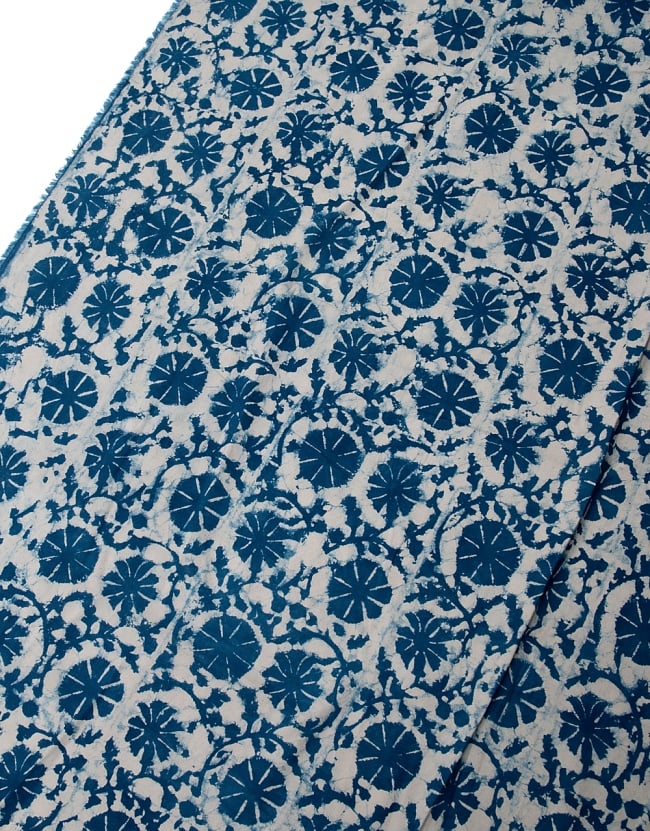 【5個セット】〔90cm切り売り〕インディゴブルーの伝統泥染め布 - 更紗柄〔幅約111cm〕 4 - 拡大写真です。ハンドメイドだからこその雰囲気があります。