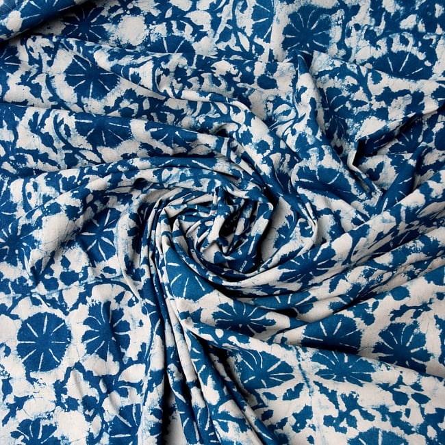 【5個セット】〔90cm切り売り〕インディゴブルーの伝統泥染め布 - 更紗柄〔幅約111cm〕 5 - 手芸などさまざまな用途へご使用いただけます