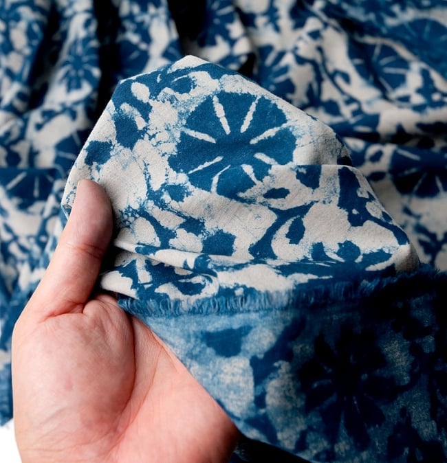 【5個セット】〔90cm切り売り〕インディゴブルーの伝統泥染め布 - 更紗柄〔幅約111cm〕 7 - 他にはない手作りの質感を感じていただけるかと思います