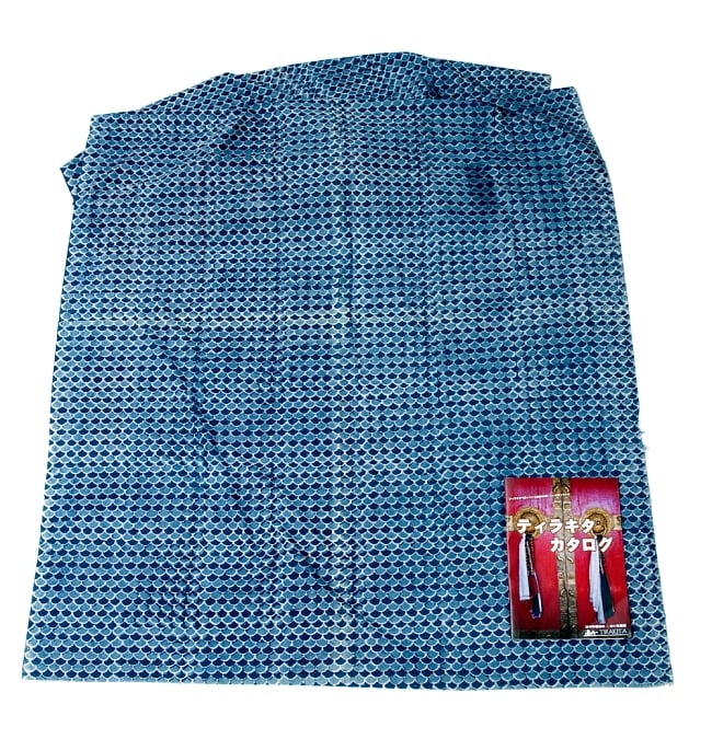 【5個セット】〔90cm切り売り〕インディゴブルーの伝統泥染め布 - 波柄〔幅約109cm〕 3 - 横幅もしっかり大きなサイズ。右下にあるのはサイズ比較用の当店A4サイズカタログです。