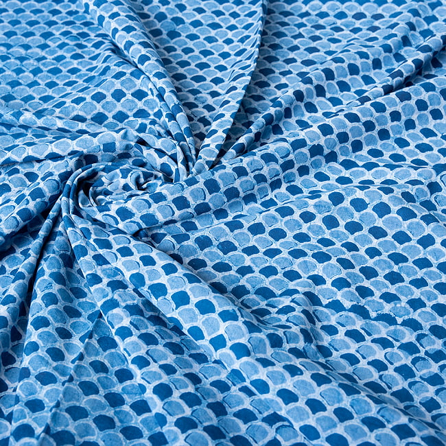 【5個セット】〔90cm切り売り〕インディゴブルーの伝統泥染め布 - 波柄〔幅約109cm〕 6 - 拡大写真です