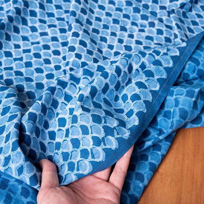 【5個セット】〔90cm切り売り〕インディゴブルーの伝統泥染め布 - 波柄〔幅約109cm〕 7 - 他にはない手作りの質感を感じていただけるかと思います