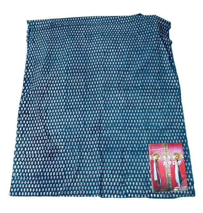 【5個セット】〔90cm切り売り〕インディゴブルーの伝統泥染め布 - ボタニカル柄〔幅約109cm〕 3 - 横幅もしっかり大きなサイズ。右下にあるのはサイズ比較用の当店A4サイズカタログです。