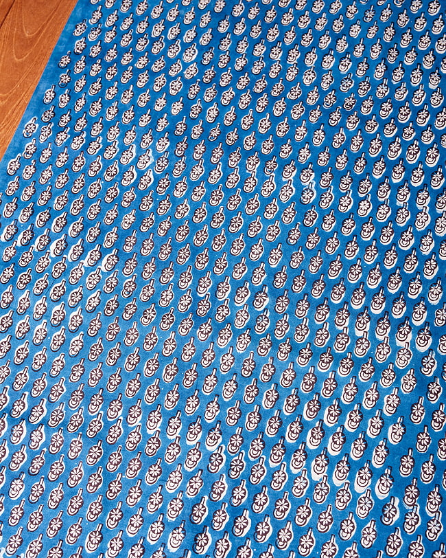 【5個セット】〔90cm切り売り〕インディゴブルーの伝統泥染め布 - ボタニカル柄〔幅約109cm〕 4 - 拡大写真です。ハンドメイドだからこその雰囲気があります。