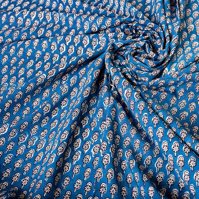 【5個セット】〔90cm切り売り〕インディゴブルーの伝統泥染め布 - ボタニカル柄〔幅約109cm〕 9 - よい雰囲気です