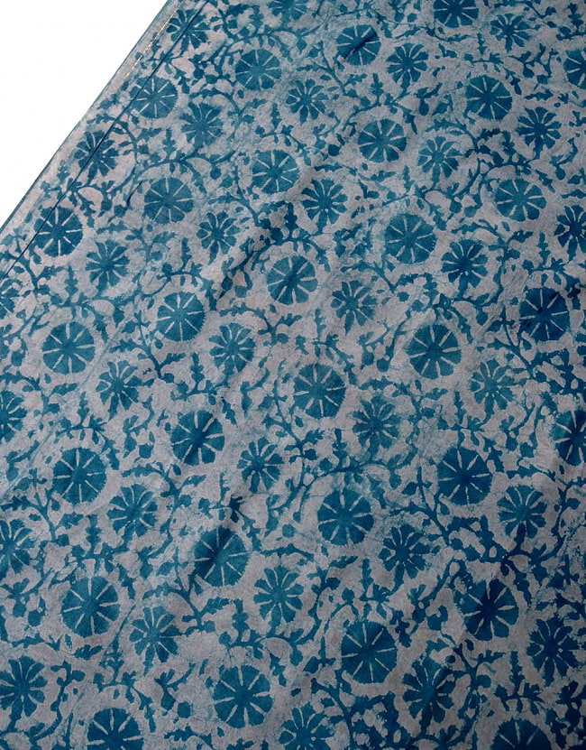 【5個セット】〔90cm切り売り〕インディゴブルーの伝統泥染め布 - 更紗柄〔幅約112cm〕 4 - 拡大写真です。ハンドメイドだからこその雰囲気があります。