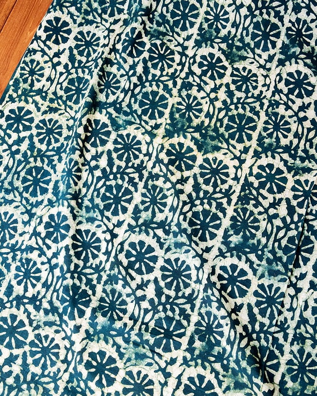 【5個セット】〔90cm切り売り〕インディゴとナスパルの伝統泥染め布 深緑 - 更紗柄〔幅約110cm〕 4 - 拡大写真です。ハンドメイドだからこその雰囲気があります。