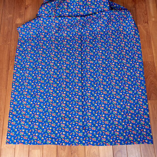 【3個セット】〔1m単位切り売り〕アジアのレトロ小花柄ファブリック　ヴィンテージ風　昭和レトロ〔約128cm〕 - ブルー 3 - 生地を広げてみたところです。横幅もしっかりあります。注文個数に応じた長さにカットしてお送りいたします。