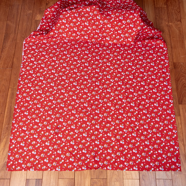 【3個セット】〔1m単位切り売り〕アジアのレトロ小花柄ファブリック　ヴィンテージ風　昭和レトロ〔約162.5cm〕 - レッド 3 - 生地を広げてみたところです。横幅もしっかりあります。注文個数に応じた長さにカットしてお送りいたします。