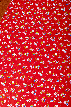 【3個セット】〔1m単位切り売り〕アジアのレトロ小花柄ファブリック　ヴィンテージ風　昭和レトロ〔約162.5cm〕 - レッド - サブ4