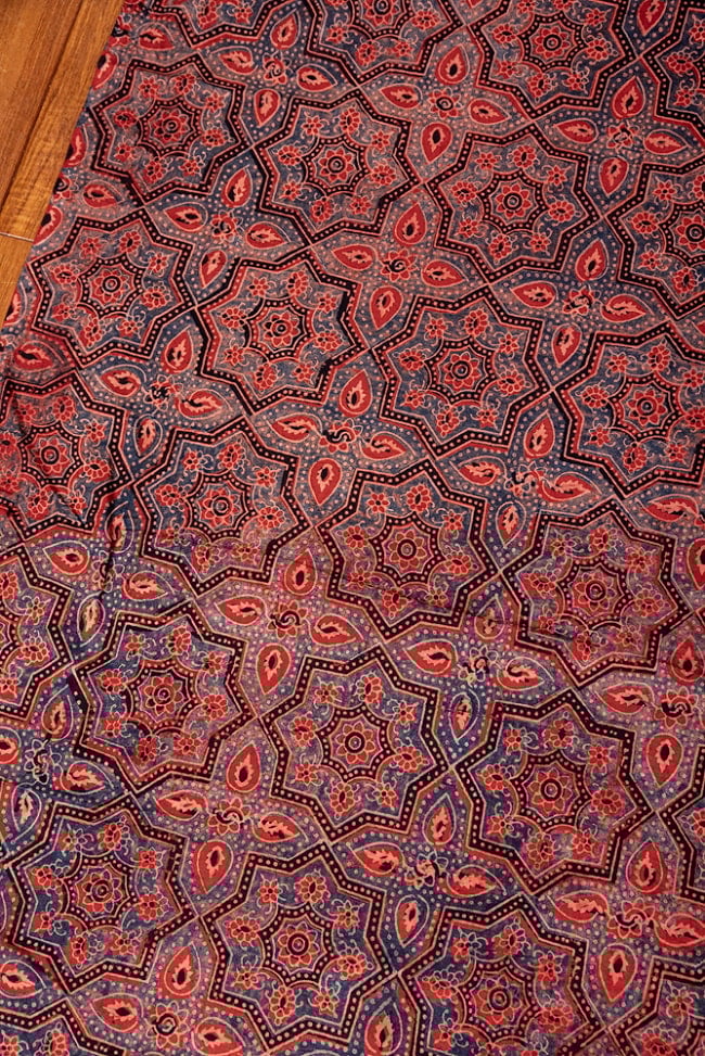 【3個セット】〔1m単位切り売り〕アジュラックプール村からやってきた　昔ながらの木版染めアジュラックデザイン布〔約112cm〕 - レッド系 4 - 1mの長さごとにご購入いただけます。