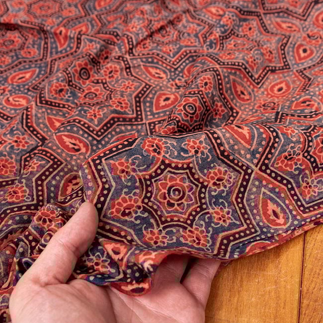 【3個セット】〔1m単位切り売り〕アジュラックプール村からやってきた　昔ながらの木版染めアジュラックデザイン布〔約112cm〕 - レッド系 7 - 生地を広げてみたところです。横幅もしっかりあります。注文個数に応じた長さにカットしてお送りいたします。