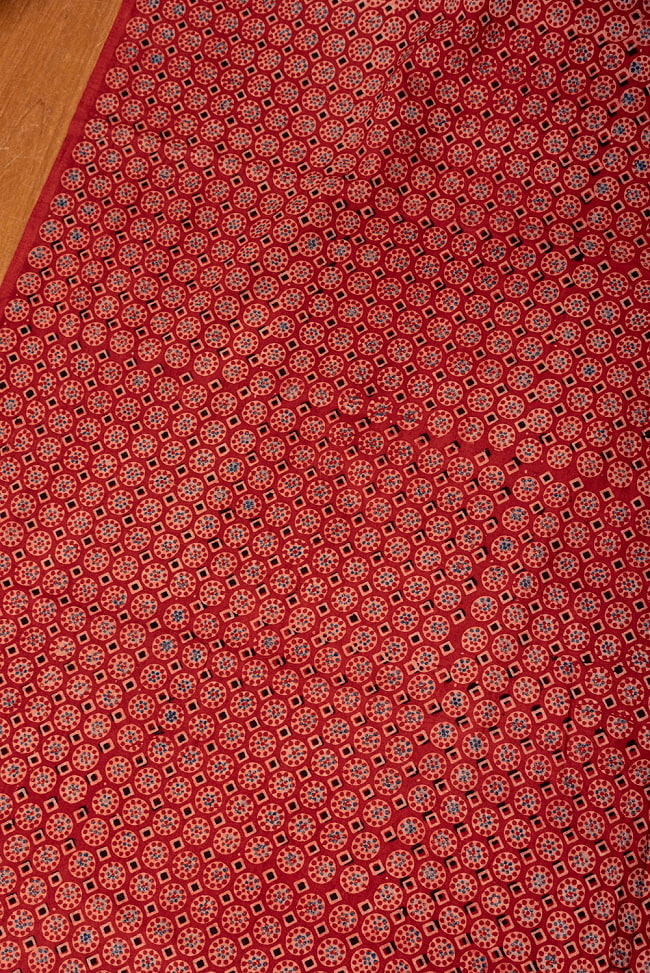 【3個セット】〔1m単位切り売り〕アジュラックプール村からやってきた　昔ながらの木版染めアジュラックデザイン布〔約113cm〕 - レッド系 4 - 1mの長さごとにご購入いただけます。