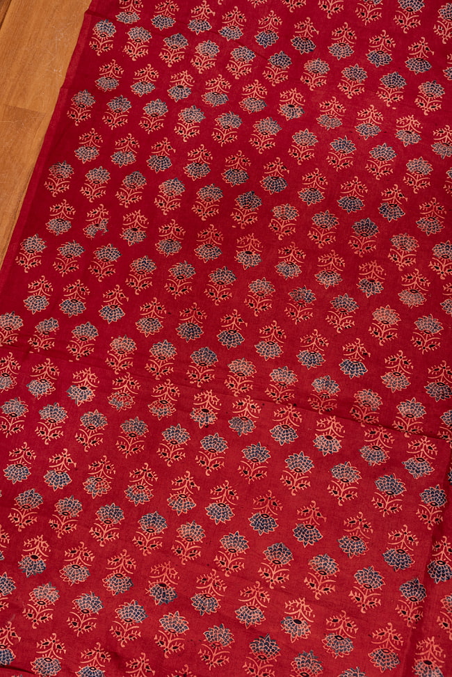 【3個セット】〔1m単位切り売り〕アジュラックプール村からやってきた 昔ながらの木版染め更紗模様布〔約111cm〕 - レッド系 4 - 1mの長さごとにご購入いただけます。