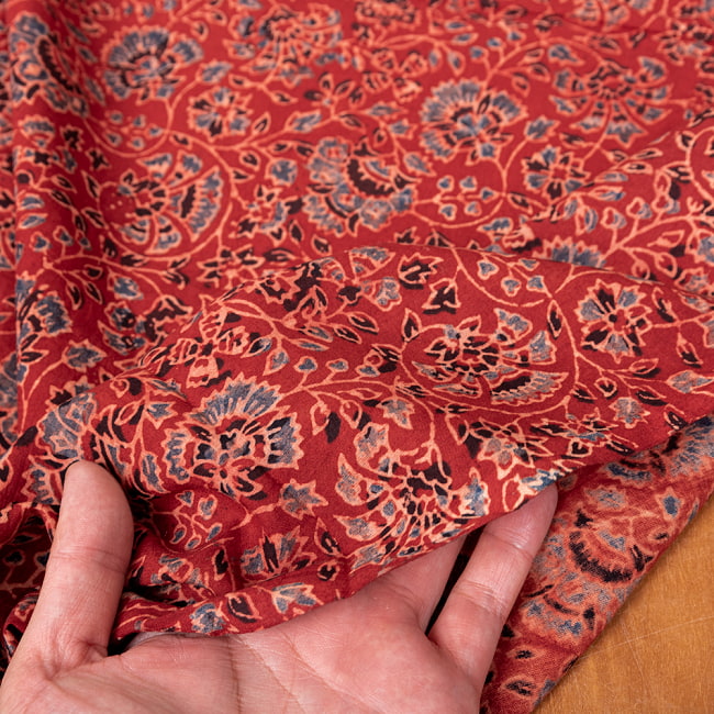 【3個セット】〔1m単位切り売り〕アジュラックプール村からやってきた 昔ながらの木版染め更紗模様布〔約112cm〕 - レッド系 7 - 生地を広げてみたところです。横幅もしっかりあります。注文個数に応じた長さにカットしてお送りいたします。