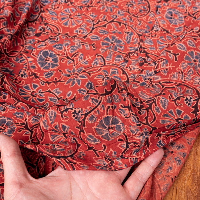 【3個セット】〔1m単位切り売り〕アジュラックプール村からやってきた　昔ながらの木版染め更紗模様布〔約113cm〕 - レッド系 7 - 生地を広げてみたところです。横幅もしっかりあります。注文個数に応じた長さにカットしてお送りいたします。