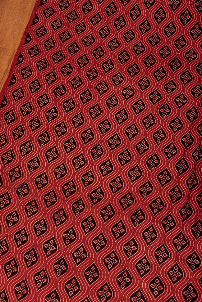 【3個セット】〔1m単位切り売り〕アジュラックプール村からやってきた　昔ながらの木版染め伝統模様布〔幅約112cm〕 - 赤系 4 - 1mの長さごとにご購入いただけます。