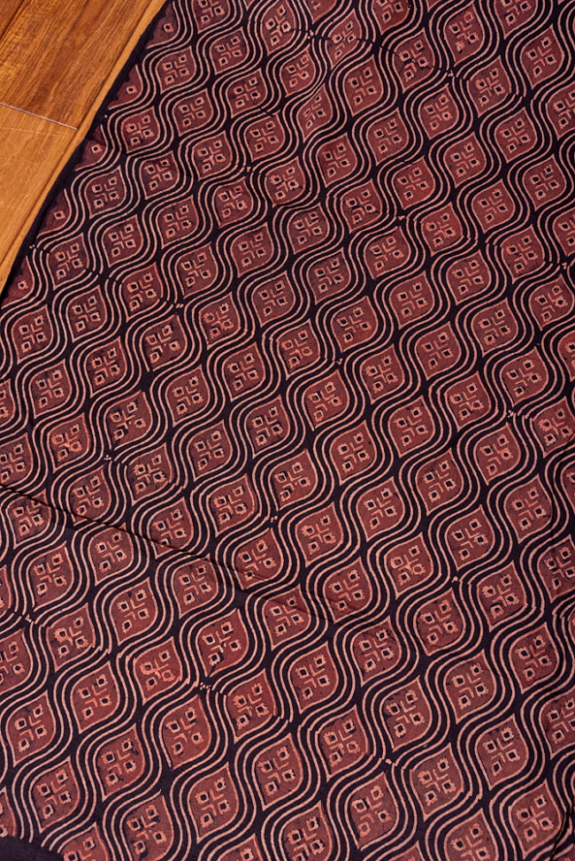 【3個セット】〔1m単位切り売り〕アジュラックプール村からやってきた 昔ながらの木版染め伝統模様布〔約114cm〕 - ブラック系 4 - 1mの長さごとにご購入いただけます。