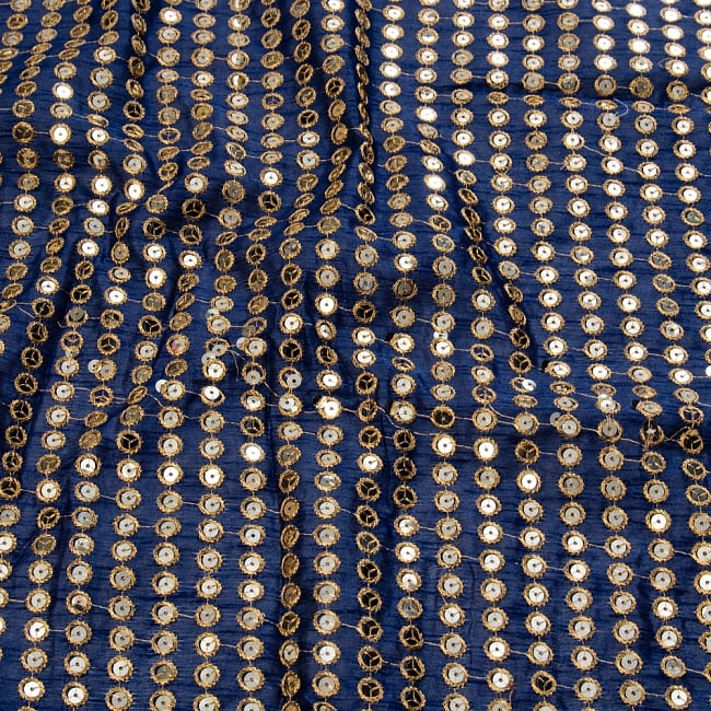 【3個セット】〔1m単位切り売り〕インドのスパンコールクロス布〔107cm〕 - ネイビー 3 - 拡大写真です。独特な雰囲気があります。