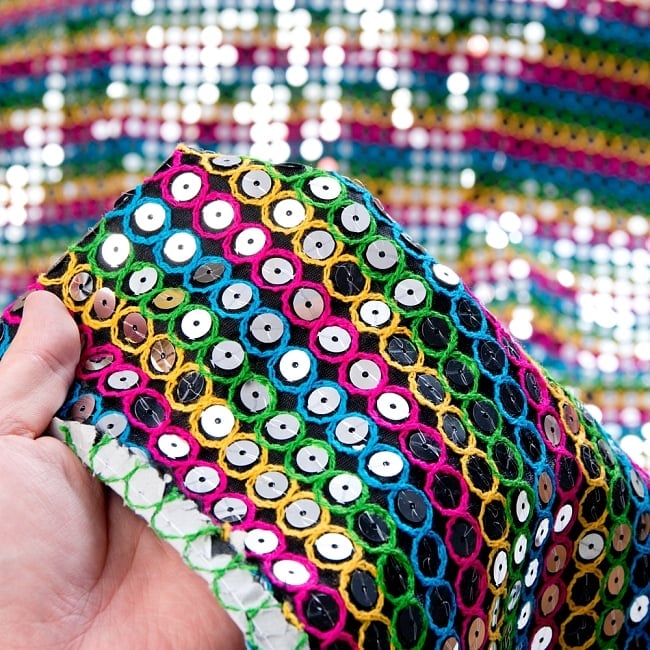 【3個セット】〔1m単位切り売り〕インドのスパンコールクロス布〔107cm〕 - ブラック×マルチカラー 7 - このような感じの生地になります。手芸からデコレーション用の布などなど、色々な用途にご使用いただけます！