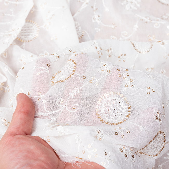 【3個セット】〔1m単位切り売り〕インドのスパンコール刺繍付き シフォン生地布〔約106cm〕ホワイト系 7 - 生地の拡大写真です