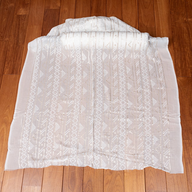 【3個セット】〔1m単位切り売り〕インドのスパンコール刺繍付き シフォン生地布〔約109cm〕ホワイト系 3 - 全体を広げてみたところです。1mの長さごとにご購入いただけます。