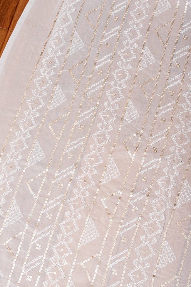 【3個セット】〔1m単位切り売り〕インドのスパンコール刺繍付き シフォン生地布〔約109cm〕ホワイト系 4 - インドならではの布ですね