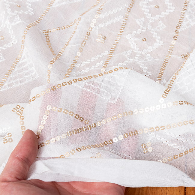 【3個セット】〔1m単位切り売り〕インドのスパンコール刺繍付き シフォン生地布〔約109cm〕ホワイト系 7 - 生地の拡大写真です