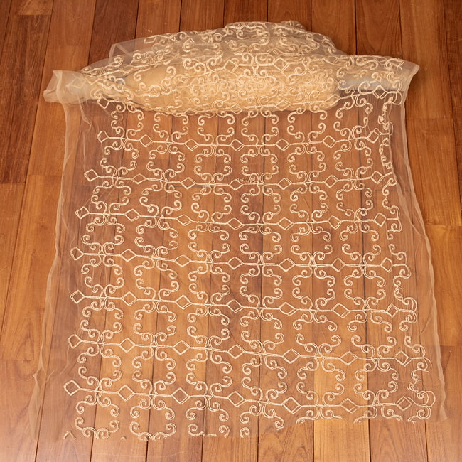 【3個セット】〔1m単位切り売り〕インドのメッシュ シースルー生地布〔約94cm〕ベージュ系 3 - 全体を広げてみたところです。1mの長さごとにご購入いただけます。