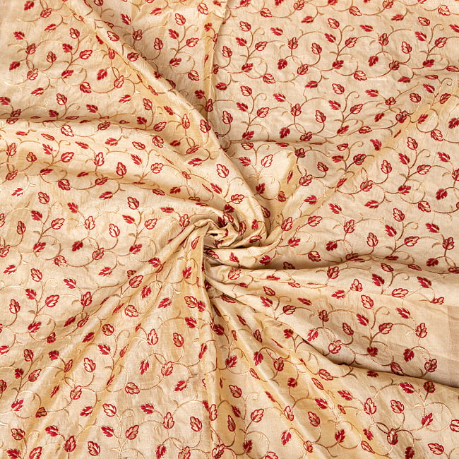 【3個セット】〔1m単位切り売り〕インドの伝統ザルドジ刺繍スタイルの更紗模様布〔107cm〕 6 - 光沢感ある生地に金糸が華やかです