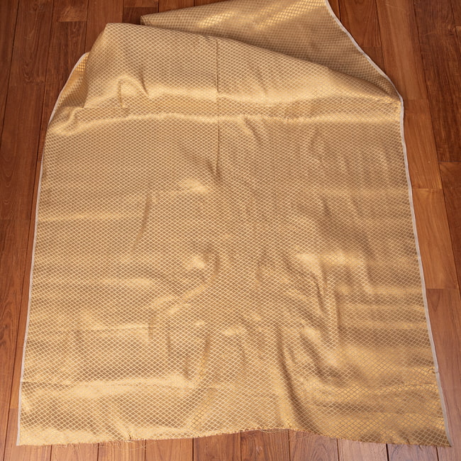 【3個セット】〔1m単位切り売り〕インドの伝統模様布 光沢感のあるゴールド系生地〔幅約110.5cm〕 3 - 全体を広げてみたところです。1mの長さごとにご購入いただけます。