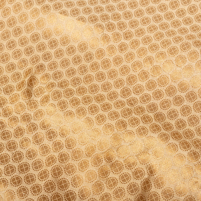 【3個セット】〔1m単位切り売り〕インドの伝統模様布 光沢感のあるゴールド系生地〔幅約110cm〕 5 - 生地の拡大写真です