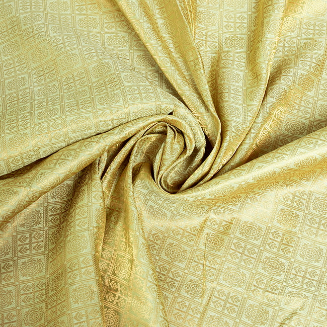 【3個セット】〔1m単位切り売り〕インドの伝統模様布　光沢感のあるブロケード生地　金糸〔約111cm〕薄黄緑系 6 - 陰影があるとこのような感じになります