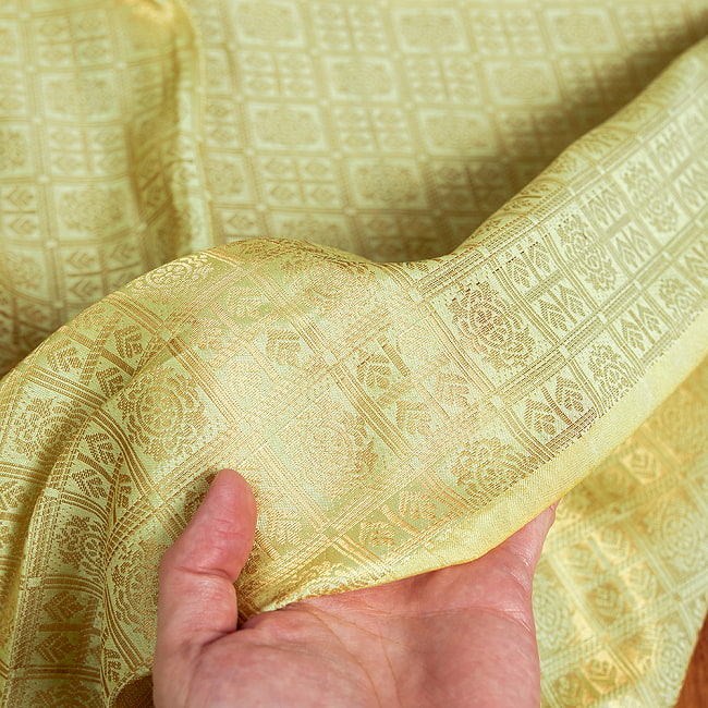 【3個セット】〔1m単位切り売り〕インドの伝統模様布　光沢感のあるブロケード生地　金糸〔約111cm〕薄黄緑系 7 - 生地の拡大写真です