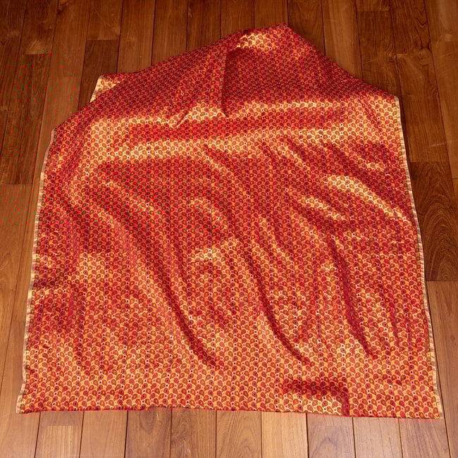 【3個セット】〔1m単位切り売り〕インドの伝統模様布　光沢感のあるブロケード生地　金糸〔約113cm〕レッド系 3 - 全体を広げてみたところです。1mの長さごとにご購入いただけます。