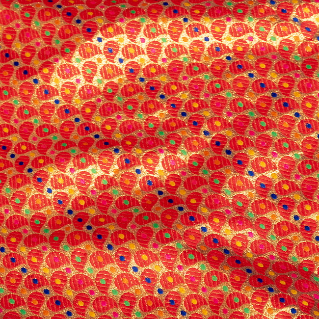 【3個セット】〔1m単位切り売り〕インドの伝統模様布　光沢感のあるブロケード生地　金糸〔約113cm〕レッド系 5 - 生地の拡大写真です