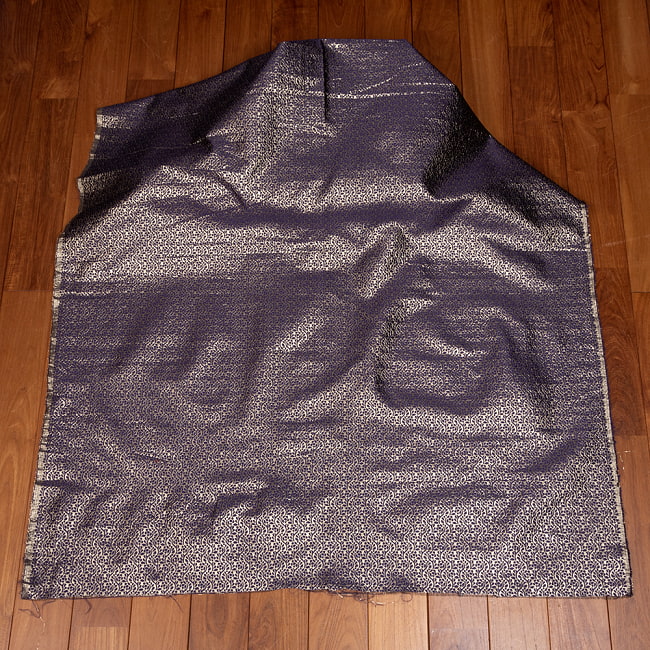 【3個セット】〔1m単位切り売り〕インドの伝統模様布　光沢感のあるブロケード生地　金糸〔約124cm〕パープル系 3 - 全体を広げてみたところです。1mの長さごとにご購入いただけます。