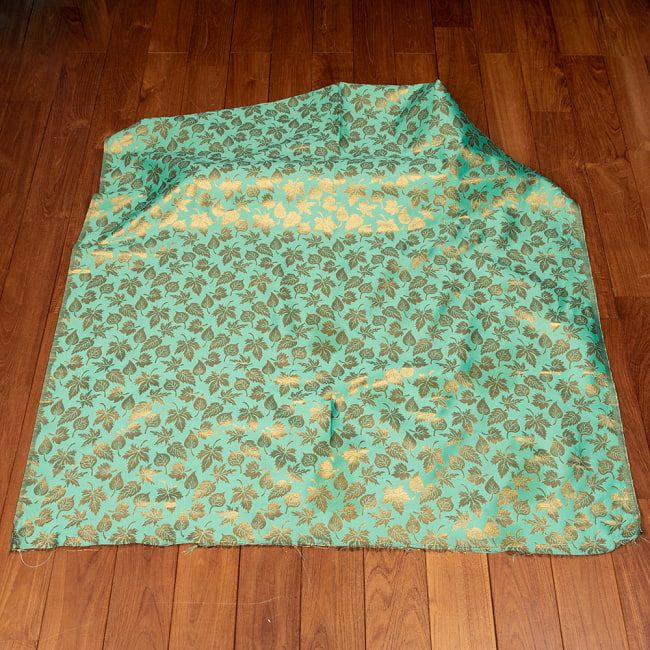 【3個セット】〔1m単位切り売り〕インドの伝統模様布　光沢感のあるブロケード生地　金糸〔約125cm〕グリーン系 3 - 全体を広げてみたところです。1mの長さごとにご購入いただけます。