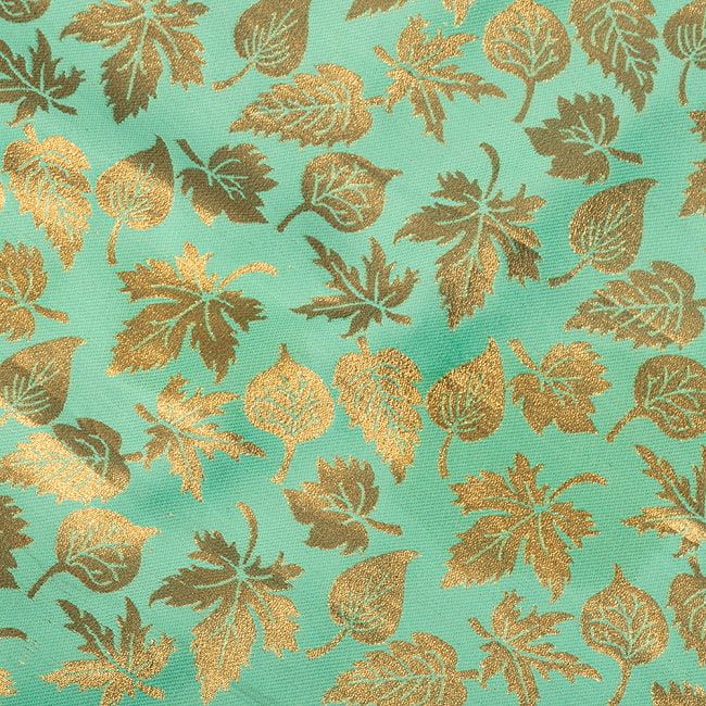 【3個セット】〔1m単位切り売り〕インドの伝統模様布　光沢感のあるブロケード生地　金糸〔約125cm〕グリーン系 5 - 生地の拡大写真です