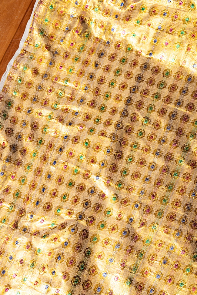 【3個セット】〔1m単位切り売り〕インドの伝統模様布　光沢感のあるブロケード生地　金糸〔約93cm〕ゴールド系 4 - インドならではの布ですね