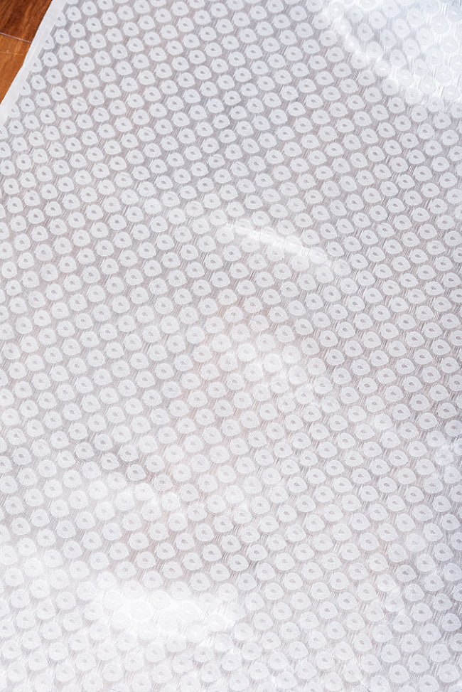 【3個セット】〔1m単位切り売り〕インドの伝統模様布　光沢感のあるブロケード生地〔幅約106cm〕 4 - インドならではの布ですね