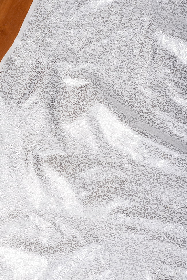 【3個セット】〔1m単位切り売り〕インドの伝統模様布　光沢感のあるブロケード生地〔約101cm〕ホワイト系 4 - インドならではの布ですね