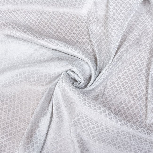 【3個セット】〔1m単位切り売り〕インドの伝統模様布　光沢感のあるブロケード生地〔約103cm〕ホワイト系 6 - 陰影があるとこのような感じになります