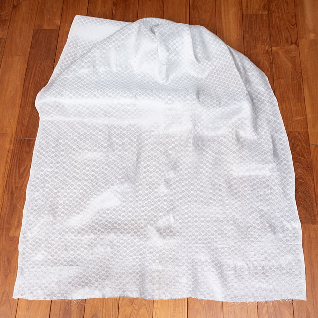 【3個セット】〔1m単位切り売り〕インドの伝統模様布　光沢感のあるブロケード生地〔約104cm〕ホワイト系 3 - 全体を広げてみたところです。1mの長さごとにご購入いただけます。